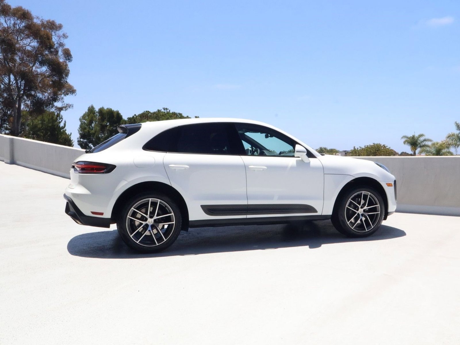 Certified 2025 Porsche Macan AWD/4WD image 8