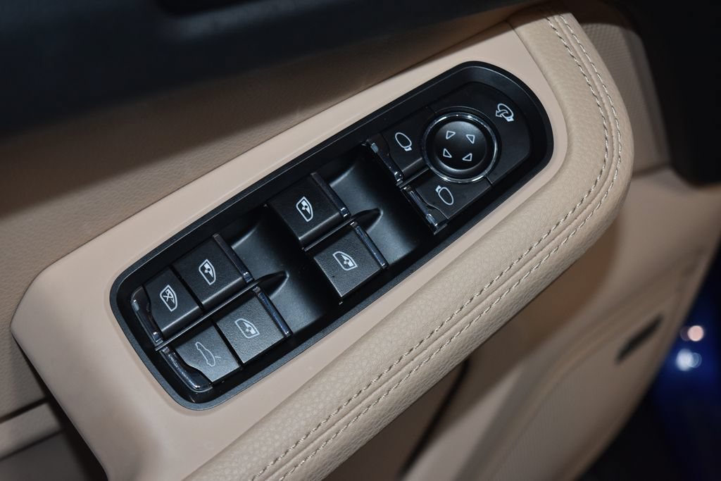 Certified 2025 Porsche Macan AWD/4WD image 8