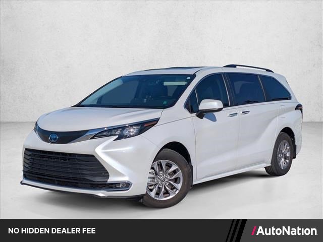 Used 2024 Toyota Sienna XLE FWD image 1