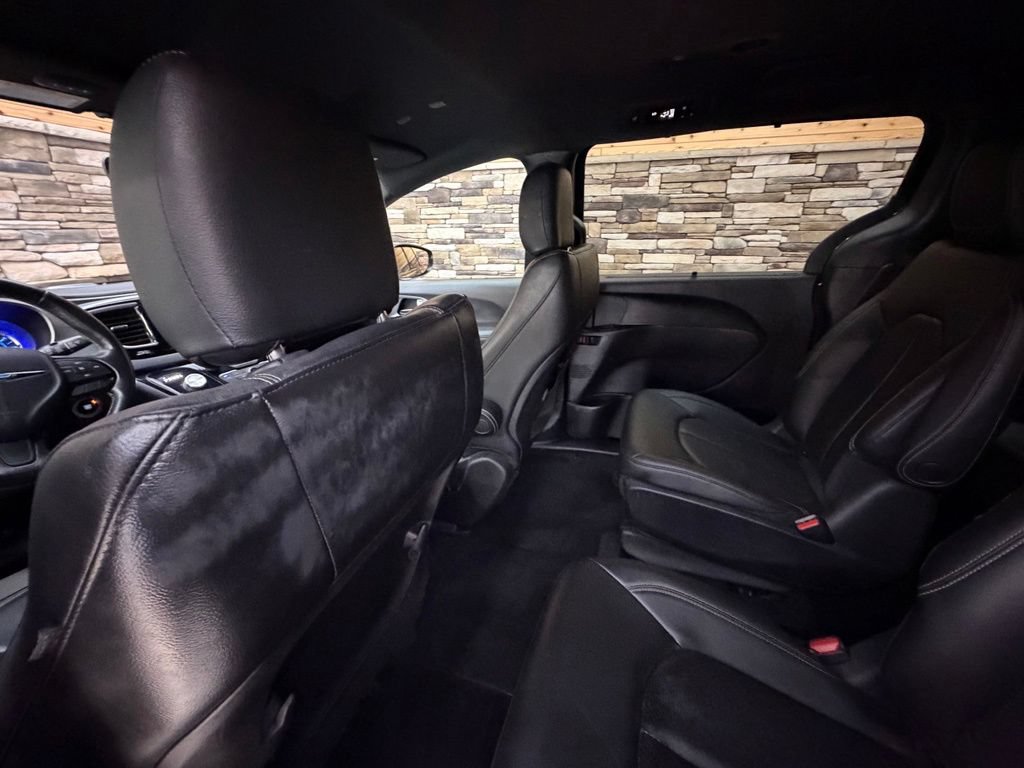 Used 2020 Chrysler Pacifica Touring-L w/ S Appearance Package FWD image 34