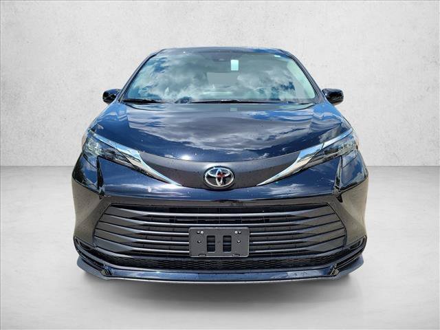 Used 2026 Toyota Sienna LE FWD image 2