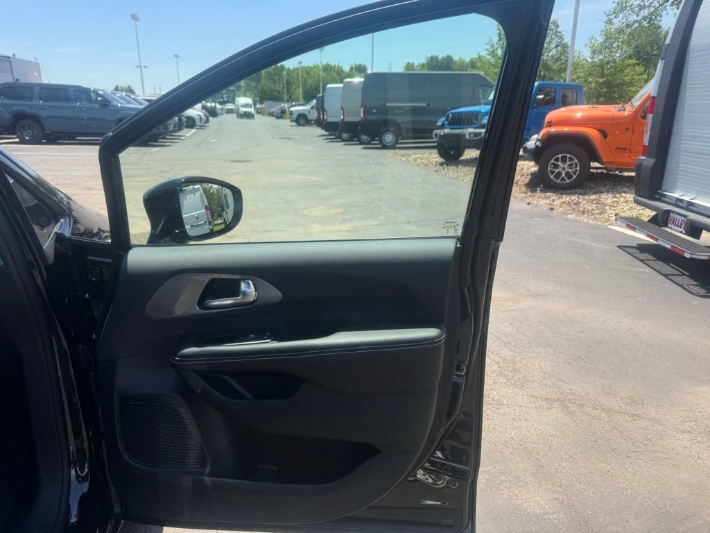 New 2027 Chrysler Pacifica Limited w/ Family Tech Group FWD image 61