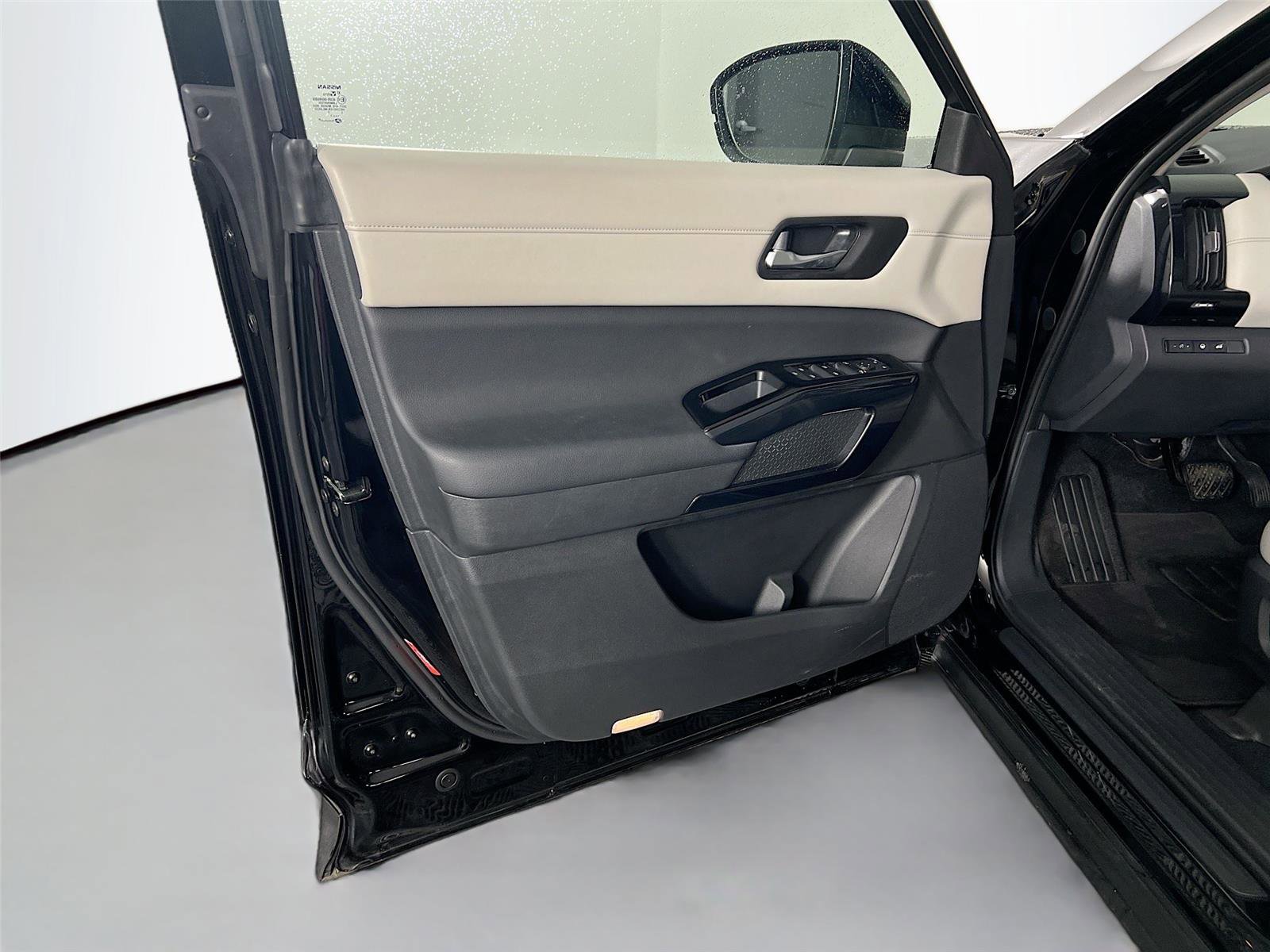 Used 2022 Nissan Pathfinder SV w/ SV Premium Package image 17