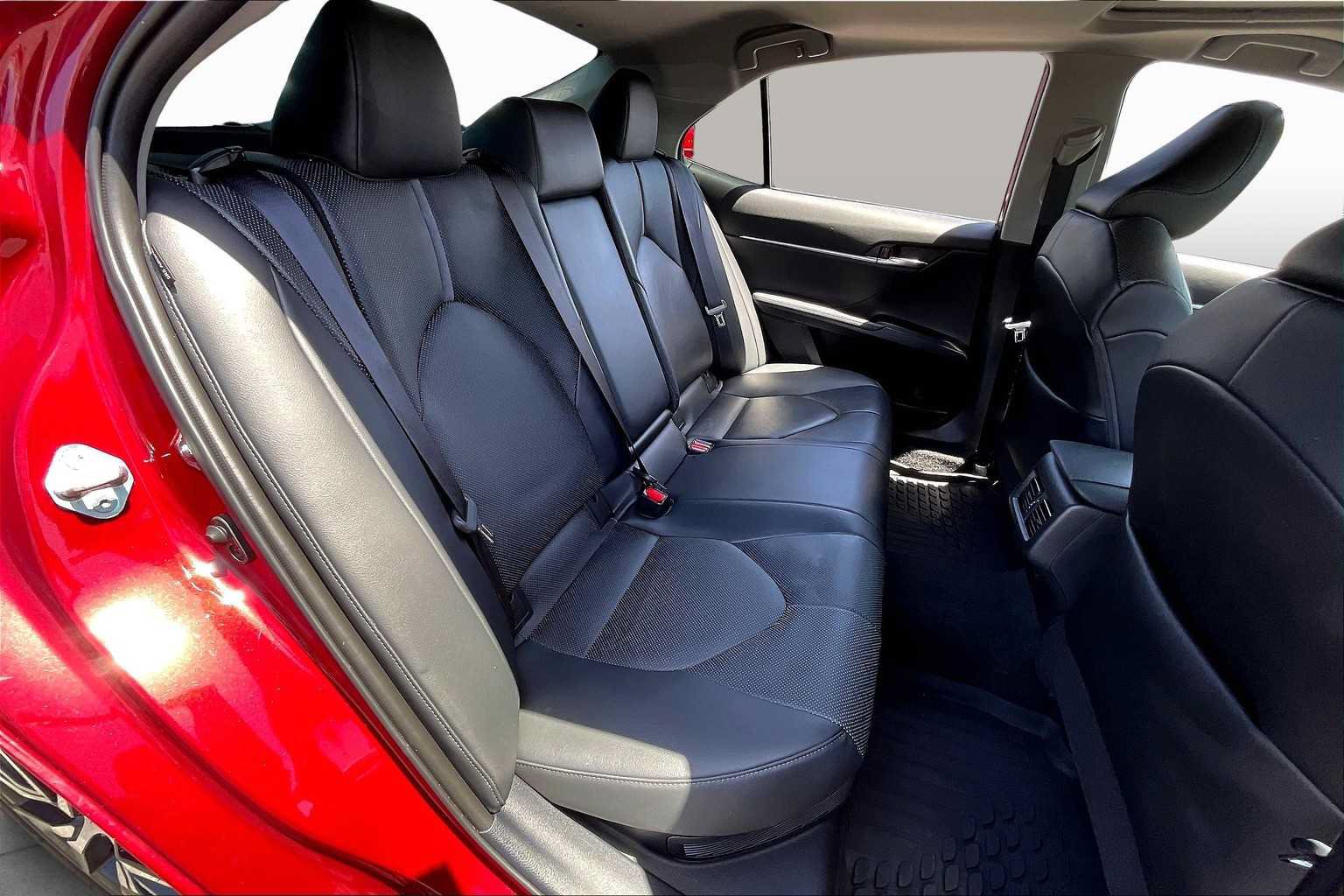 Used 2022 Toyota Camry XLE w/ Navigation Upgrade Package FWD image 18