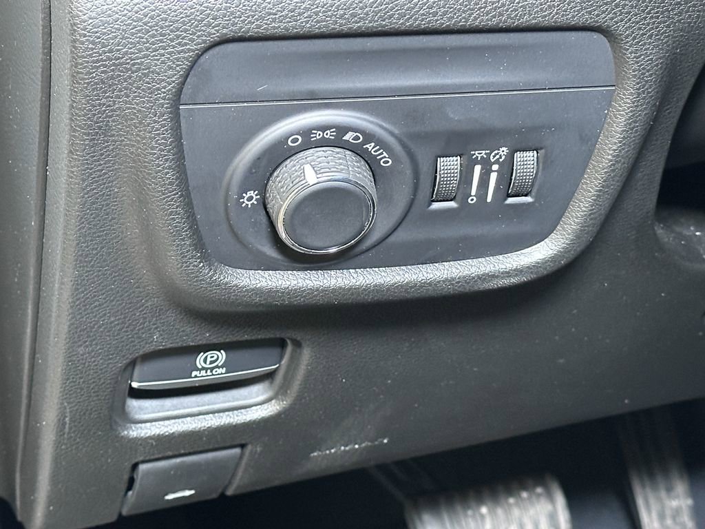 Used 2023 Jeep Grand Cherokee Laredo image 25