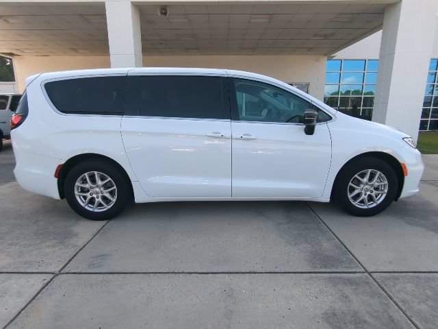 Used 2024 Chrysler Pacifica Touring-L FWD image 8