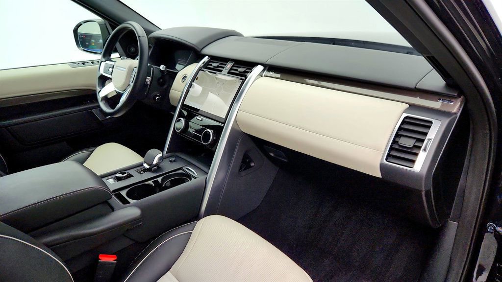 Used 2024 Land Rover Discovery Metropolitan Edition image 22