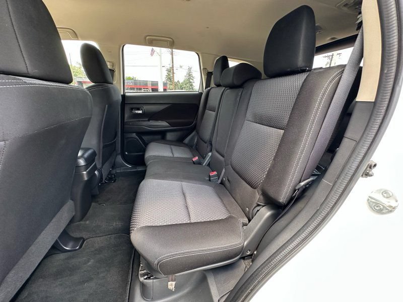 Used 2016 Mitsubishi Outlander SE AWD/4WD image 11