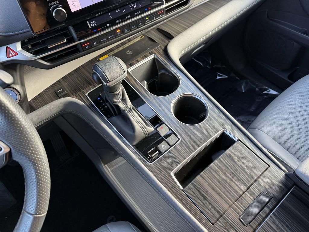 Used 2021 Toyota Sienna Limited image 31