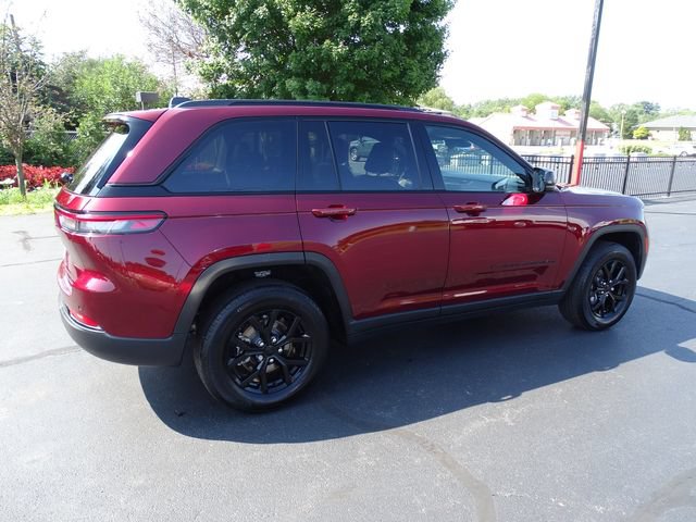 Used 2025 Jeep Grand Cherokee Altitude AWD/4WD image 5