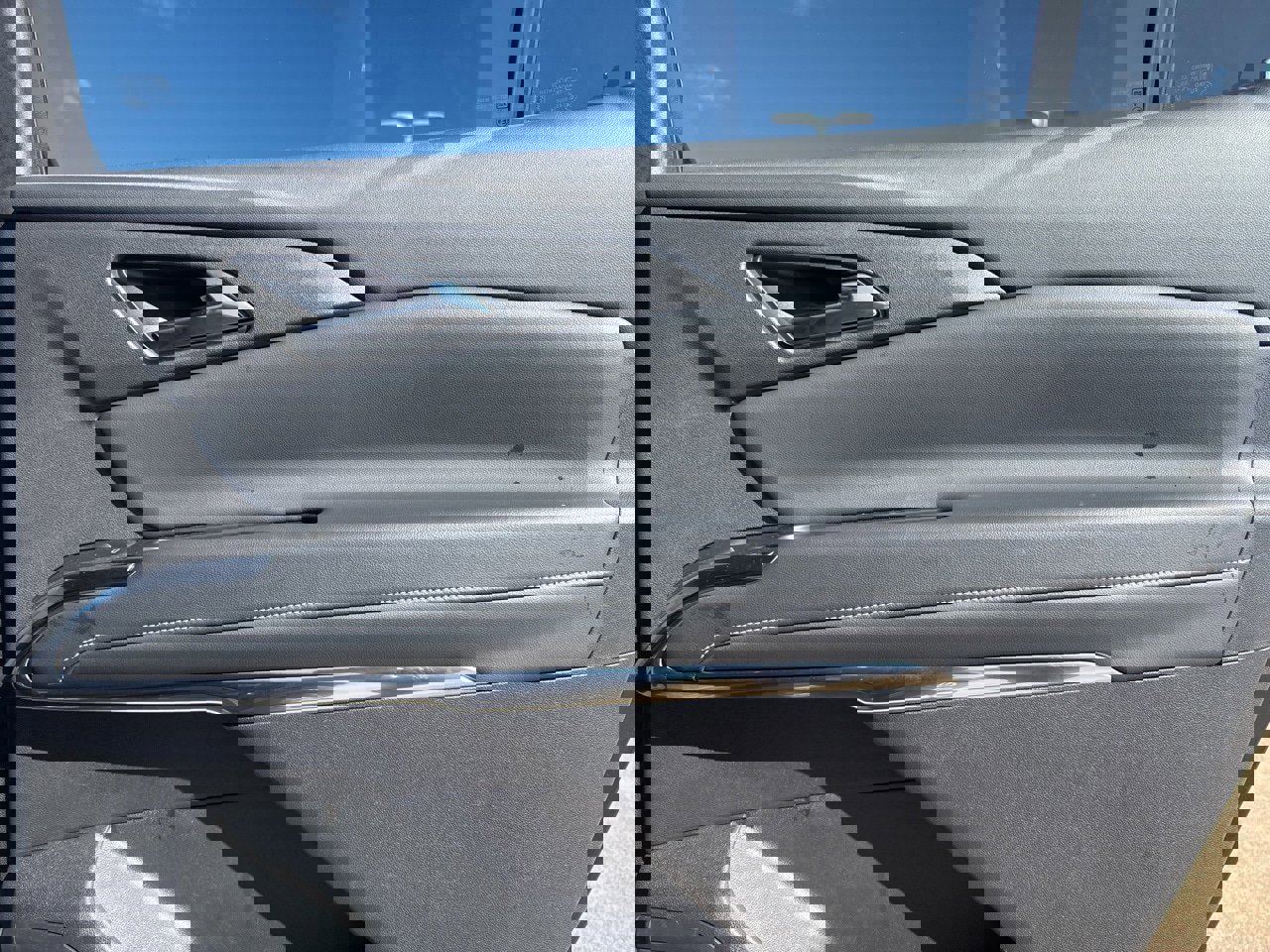 Used 2025 Chevrolet Traverse LT image 20