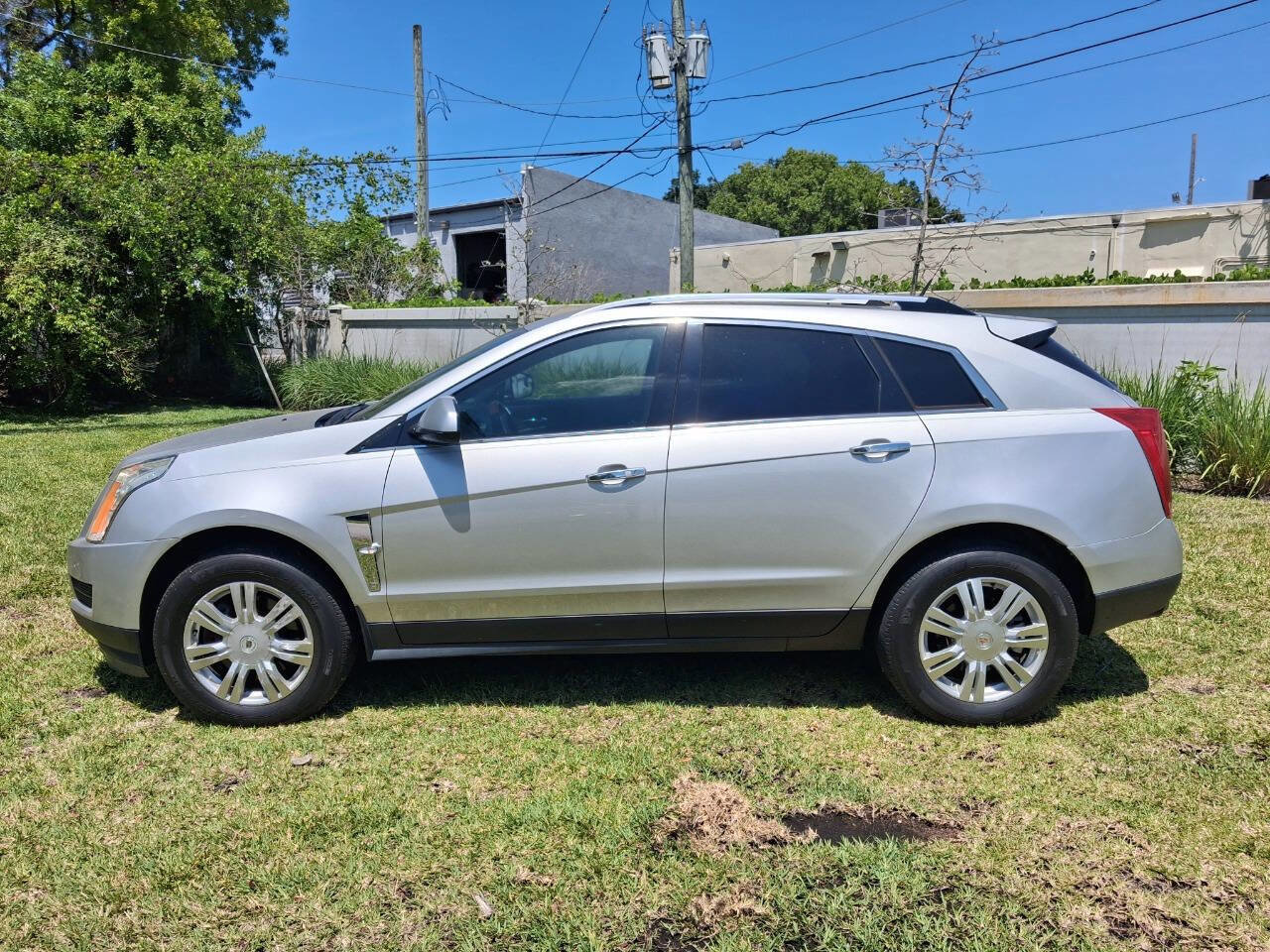 Used 2011 Cadillac SRX Luxury FWD image 1