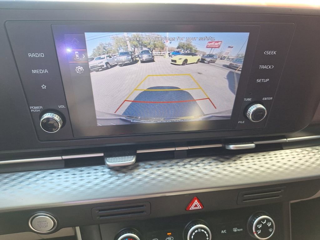 Used 2023 Kia Carnival LX image 16