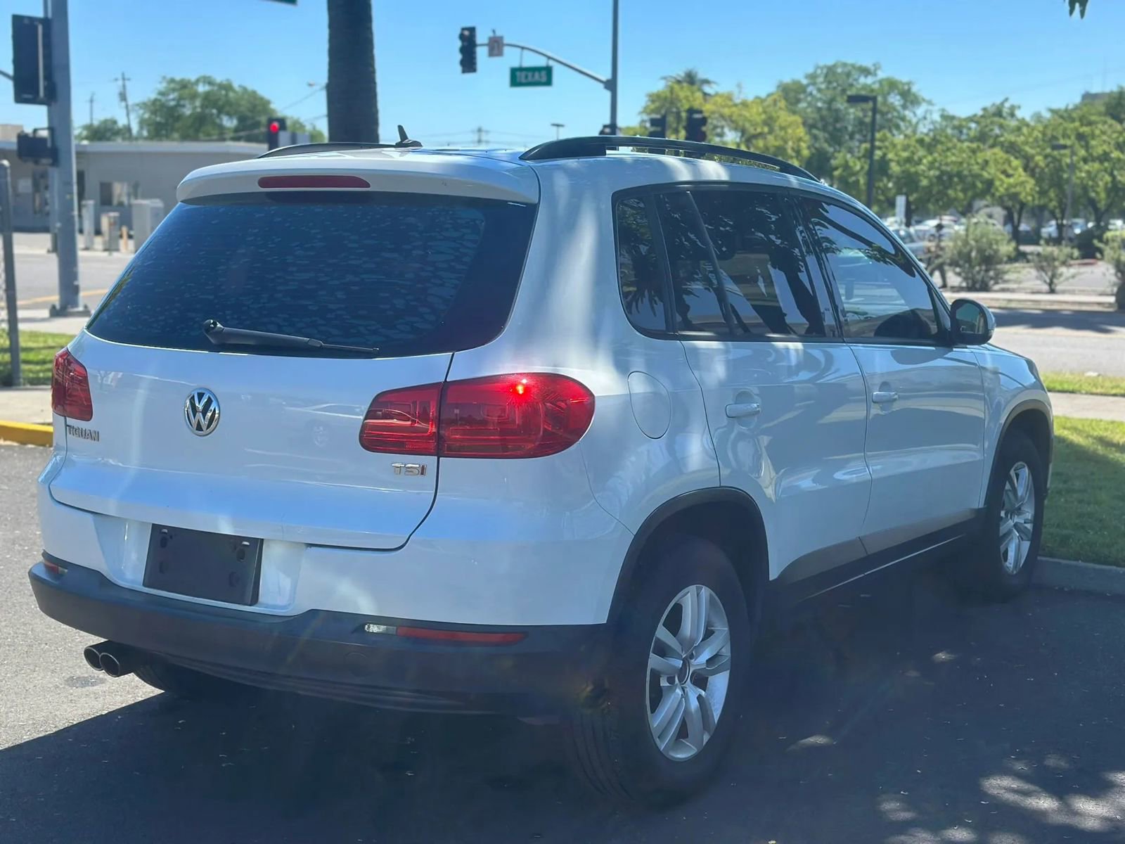 Used 2016 Volkswagen Tiguan SEL FWD image 26