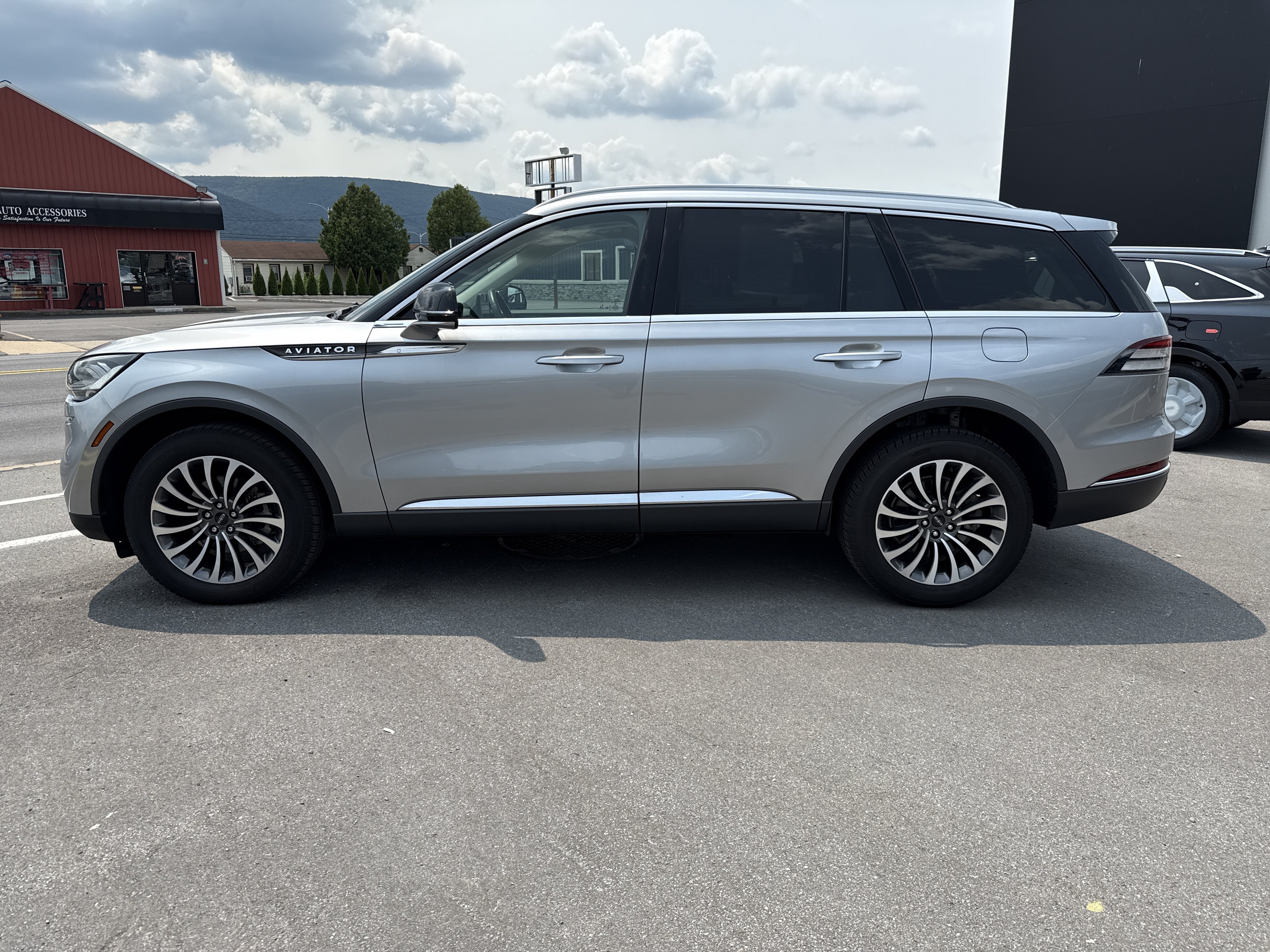 Used 2022 Lincoln Aviator AWD w/ Premium Package image 7