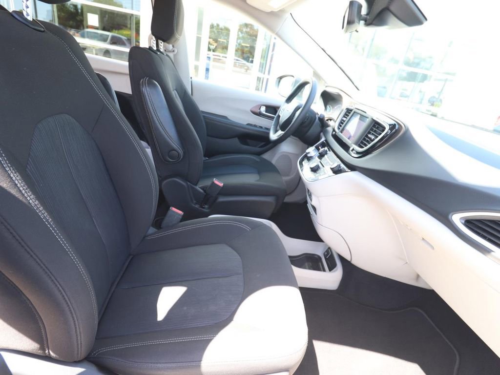 Used 2023 Chrysler Voyager LX image 23