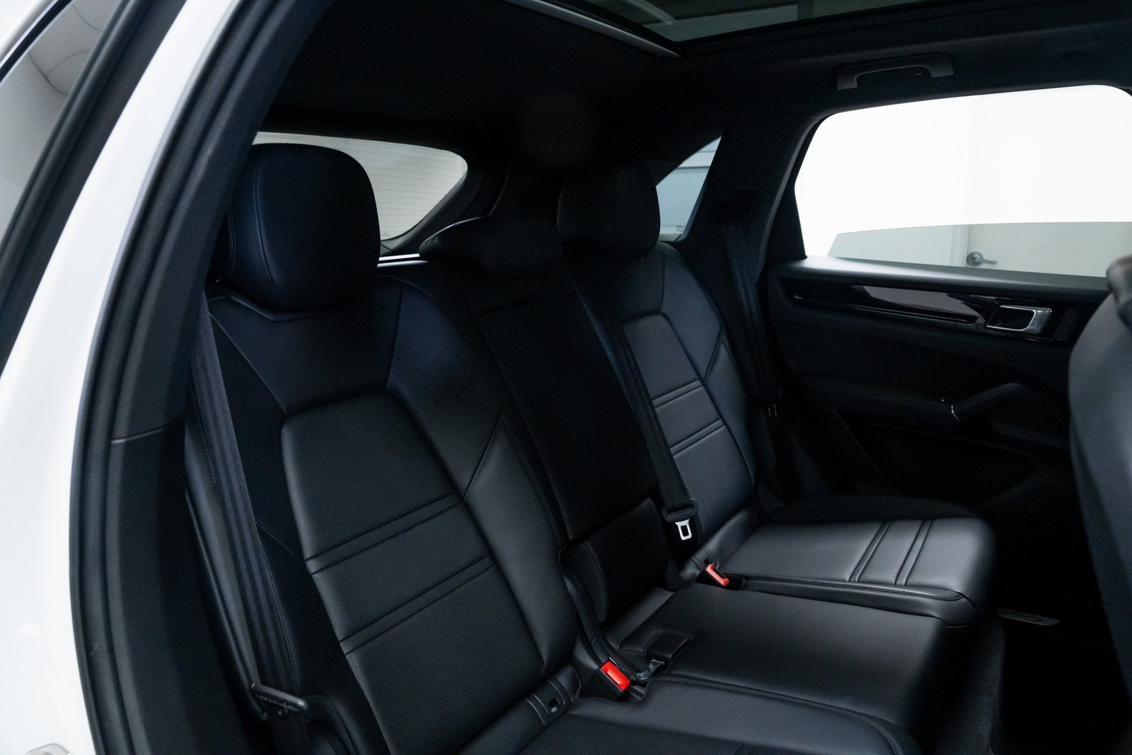 Used 2022 Porsche Cayenne Base w/ Premium Package image 23