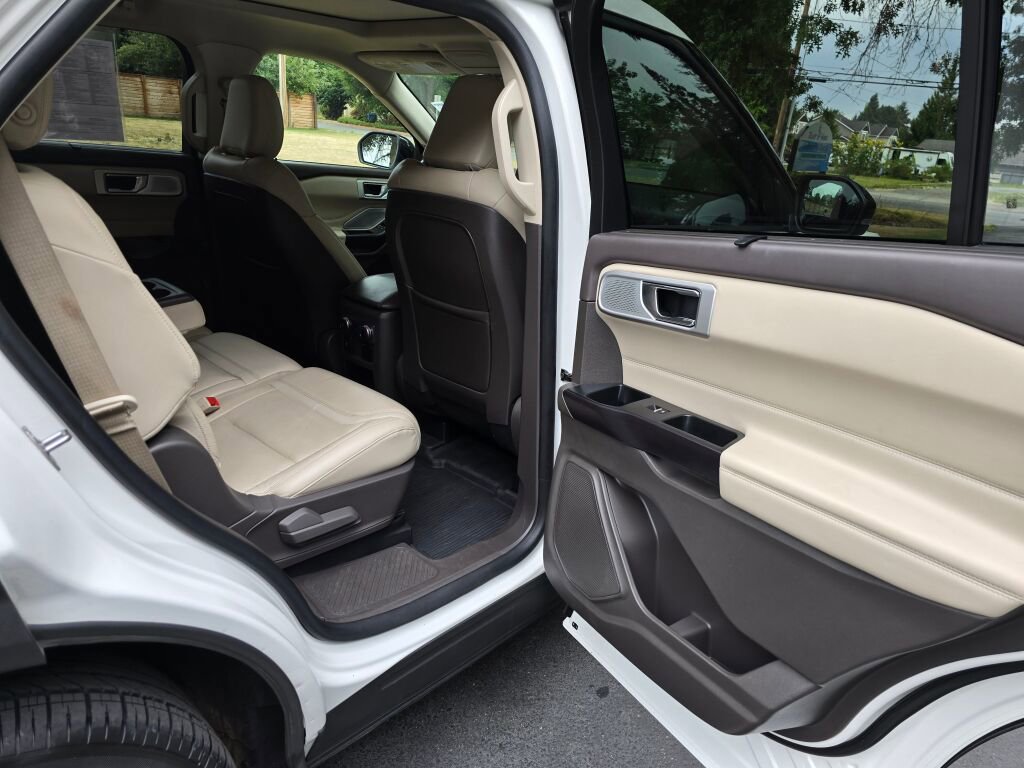 Used 2020 Ford Explorer Platinum w/ Premium Technology Package image 15