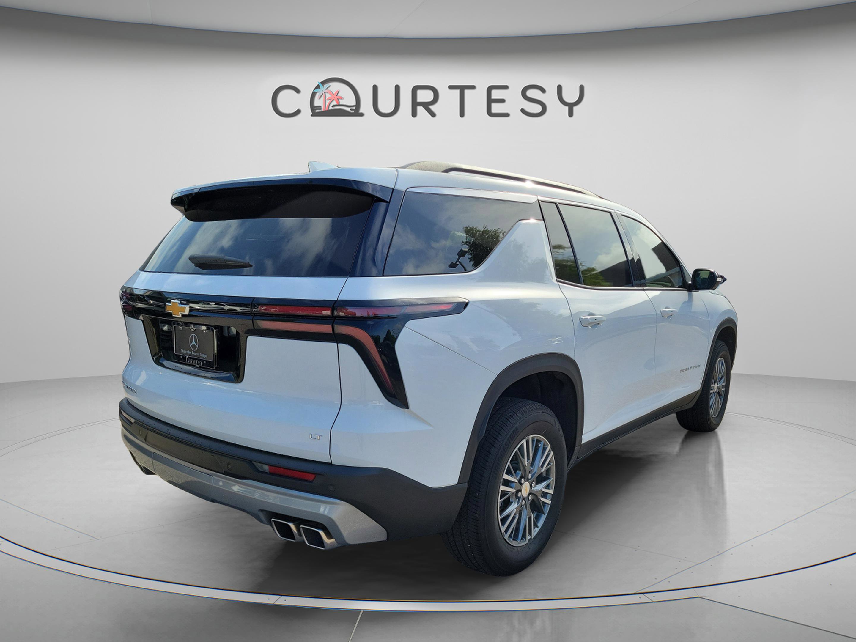 Used 2024 Chevrolet Traverse LT FWD image 3