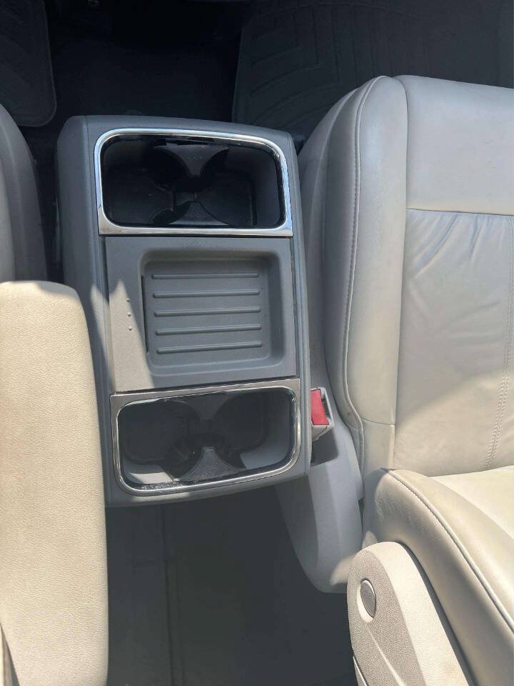 Used 2008 Chrysler Town & Country Limited w/ Entertainment Group #3 FWD image 18