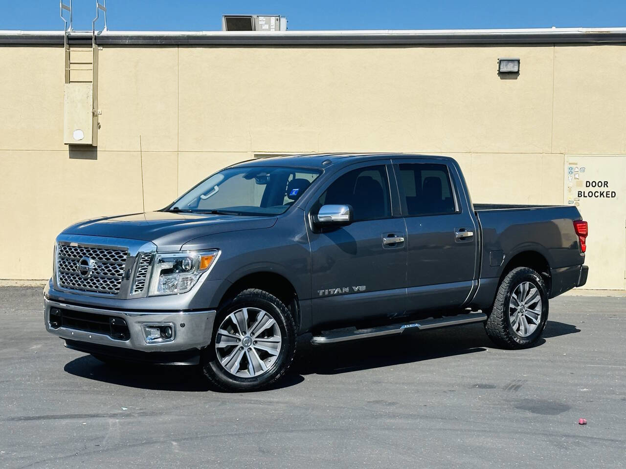 Used 2018 Nissan Titan SL AWD/4WD image 4