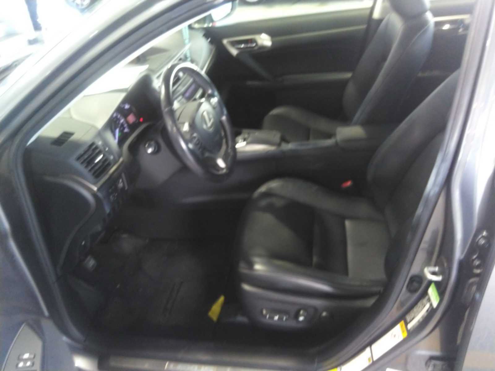 Used 2016 Lexus CT 200h w/ Navigation Package FWD image 3