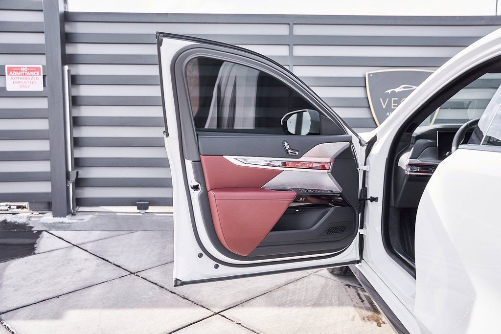 Used 2025 BMW 760i xDrive w/ Premium Package image 30