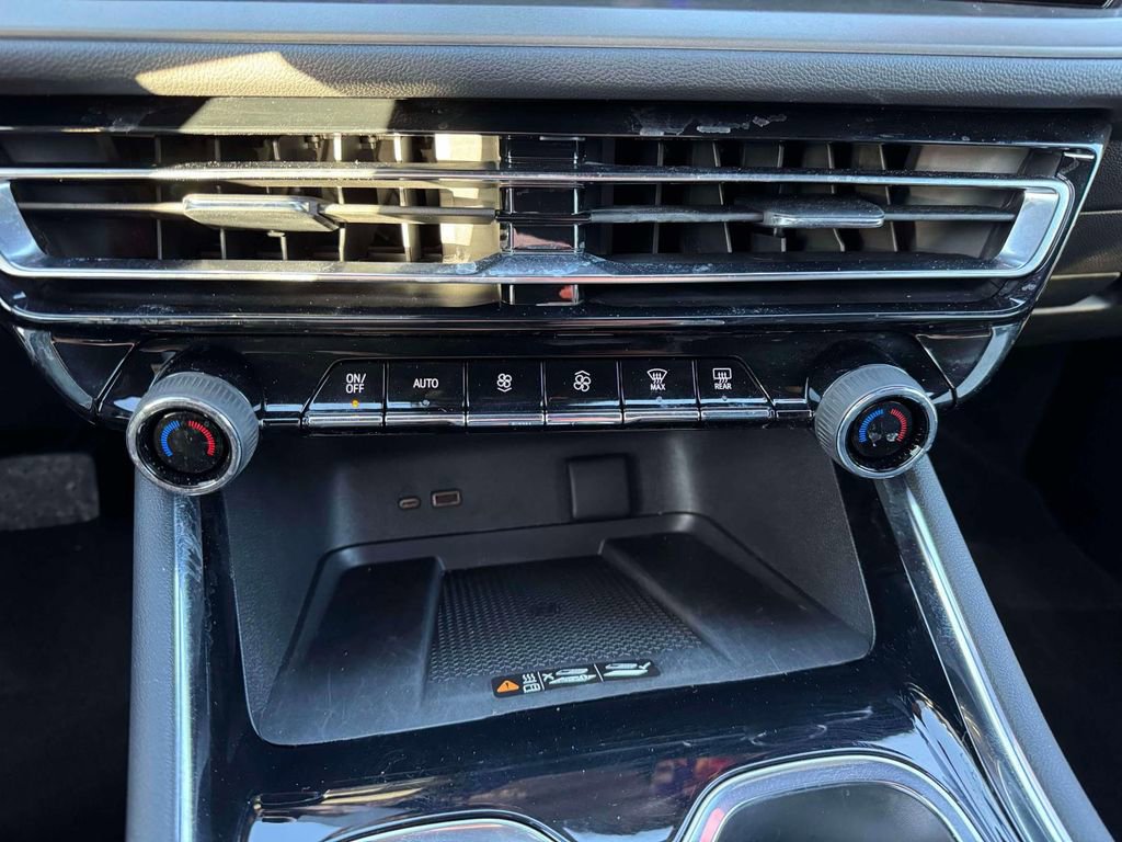 Used 2025 Chevrolet Traverse LT w/ Driver Confidence Package AWD/4WD image 28