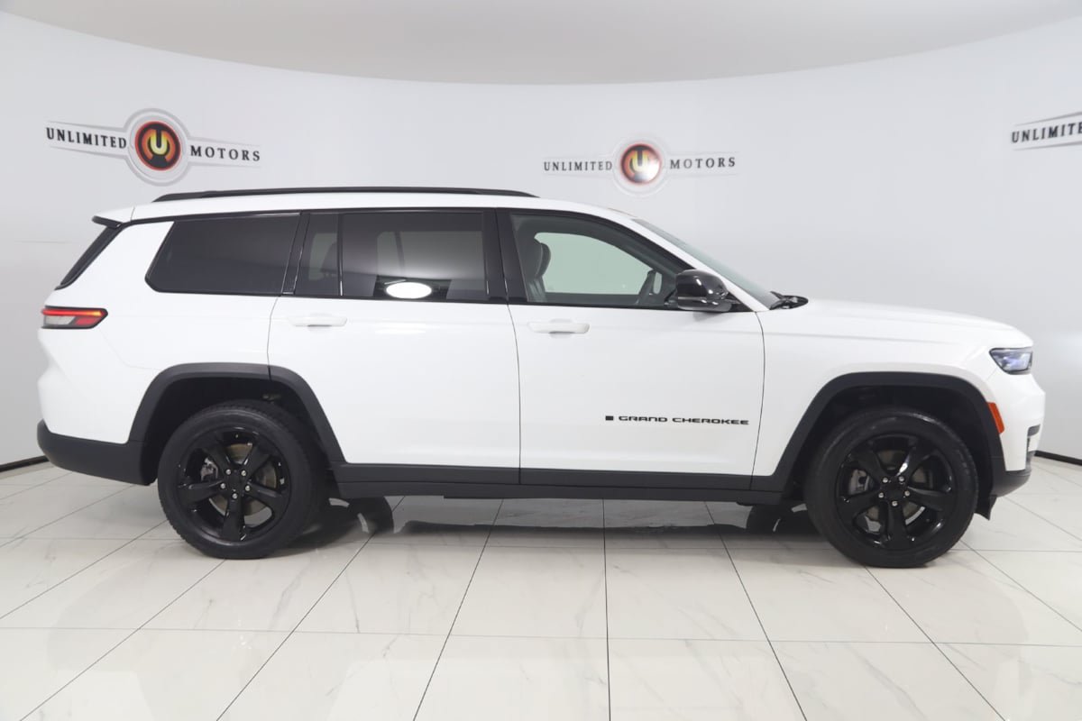 Used 2023 Jeep Grand Cherokee L Laredo AWD/4WD image 2