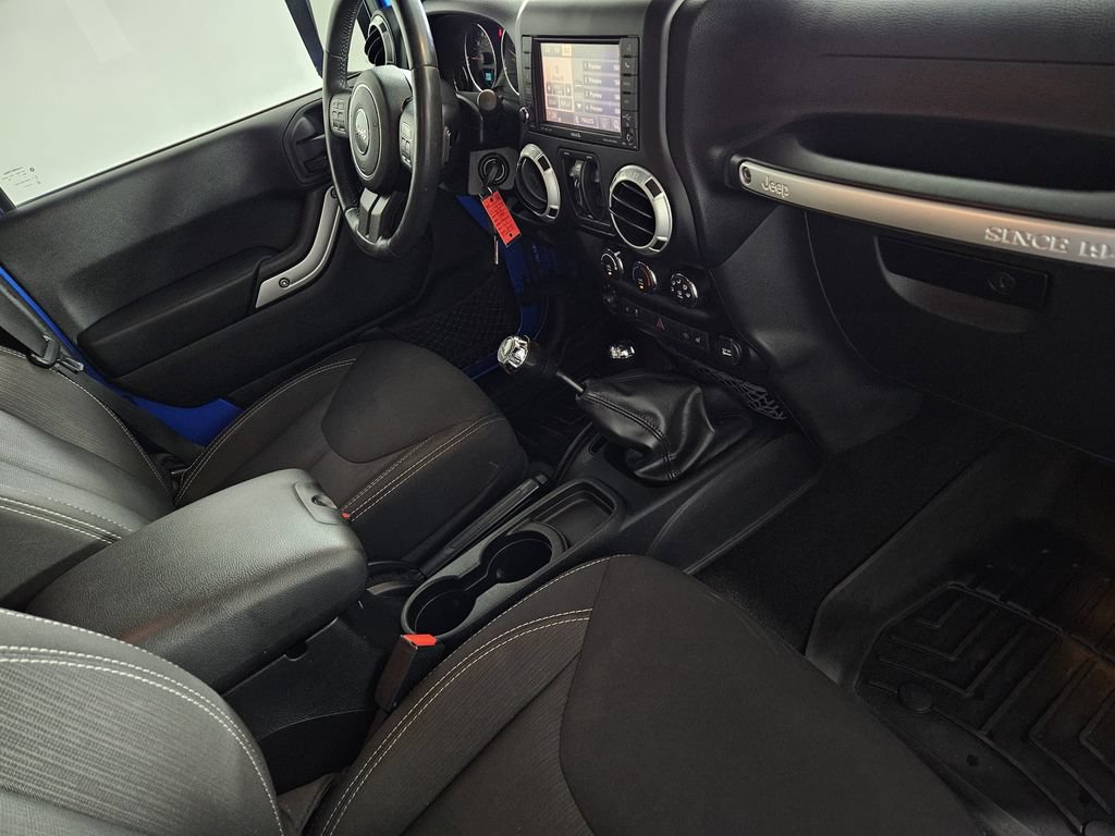 Used 2015 Jeep Wrangler Unlimited Sahara w/ Dual Top Group AWD/4WD image 30