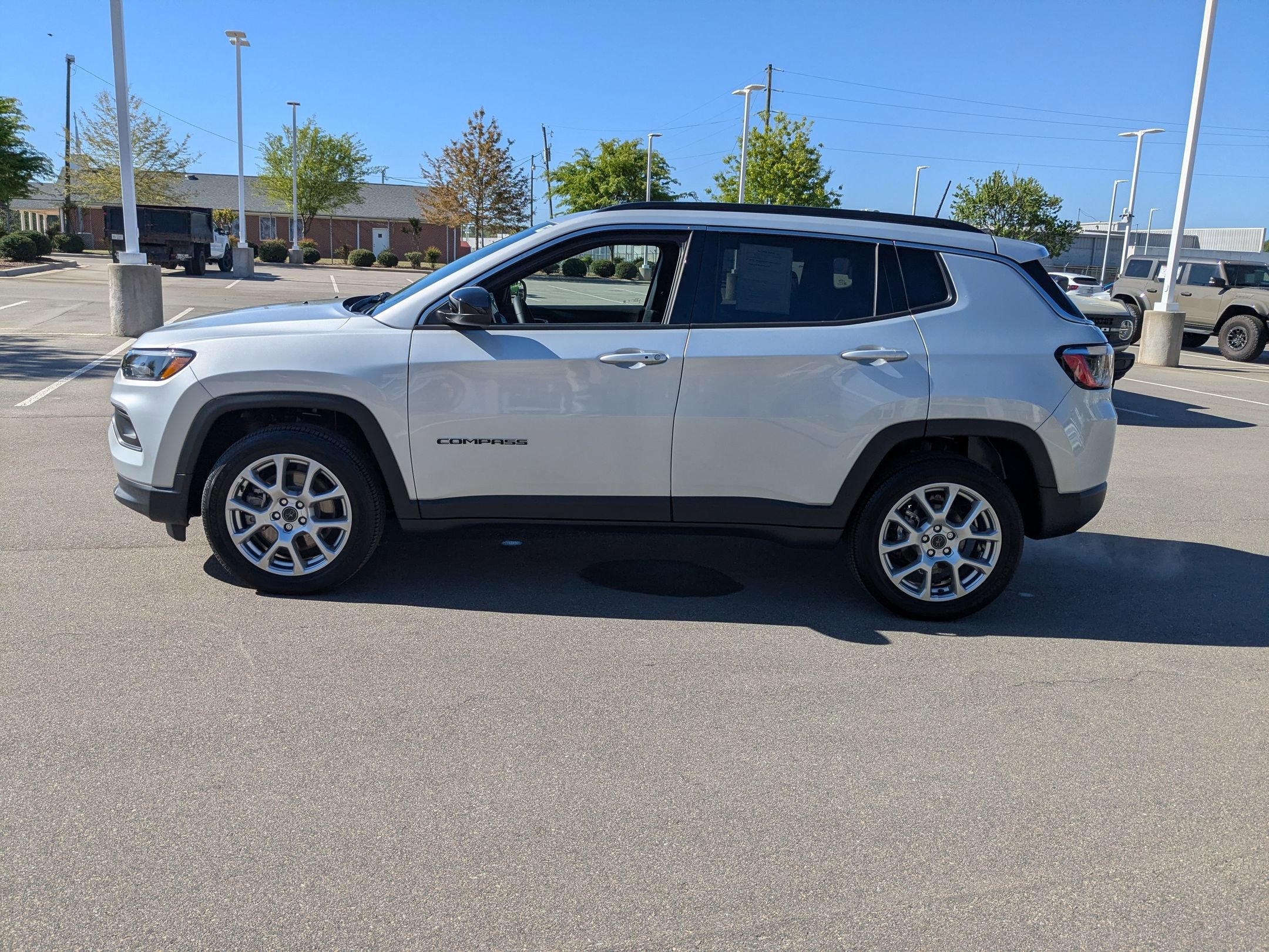 Used 2025 Jeep Compass Latitude image 7