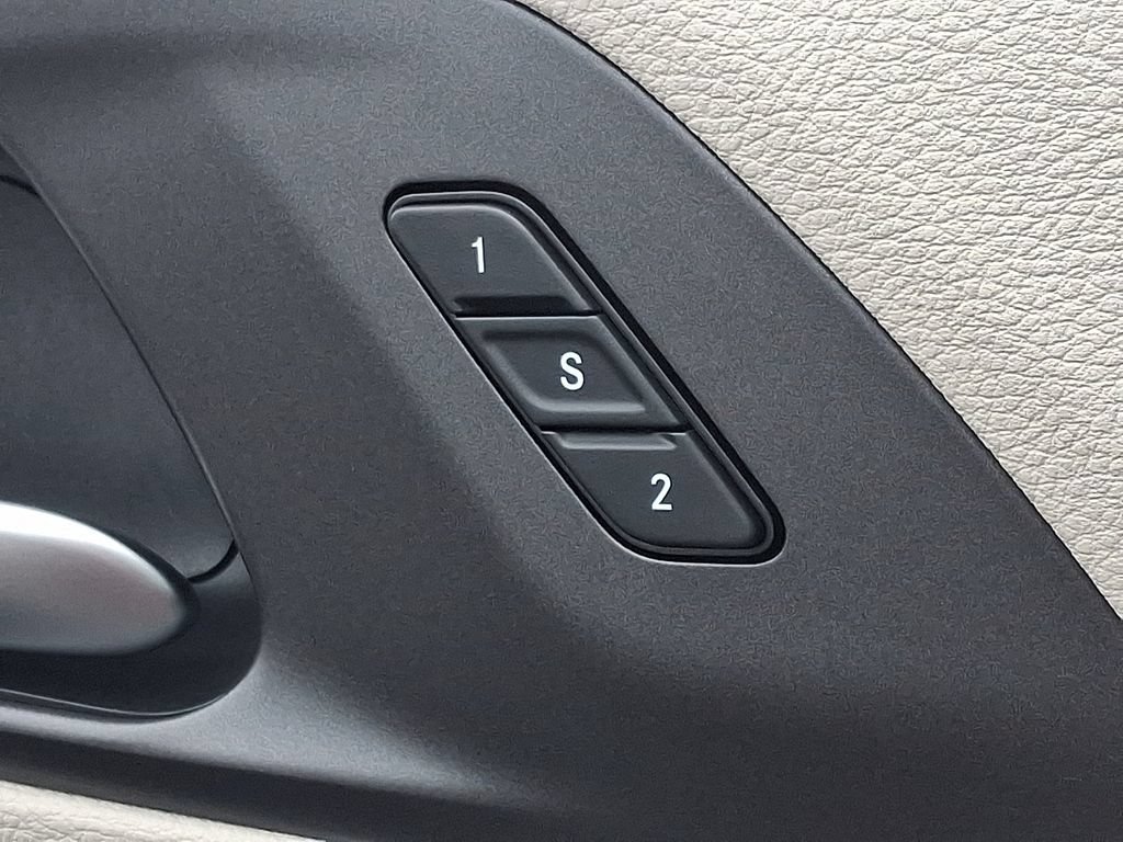 Used 2021 Chrysler Pacifica Touring-L FWD image 26