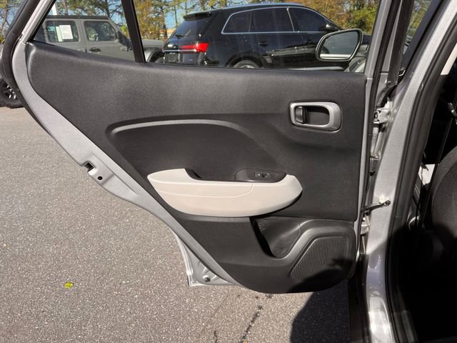 Used 2025 Hyundai Venue SEL image 24