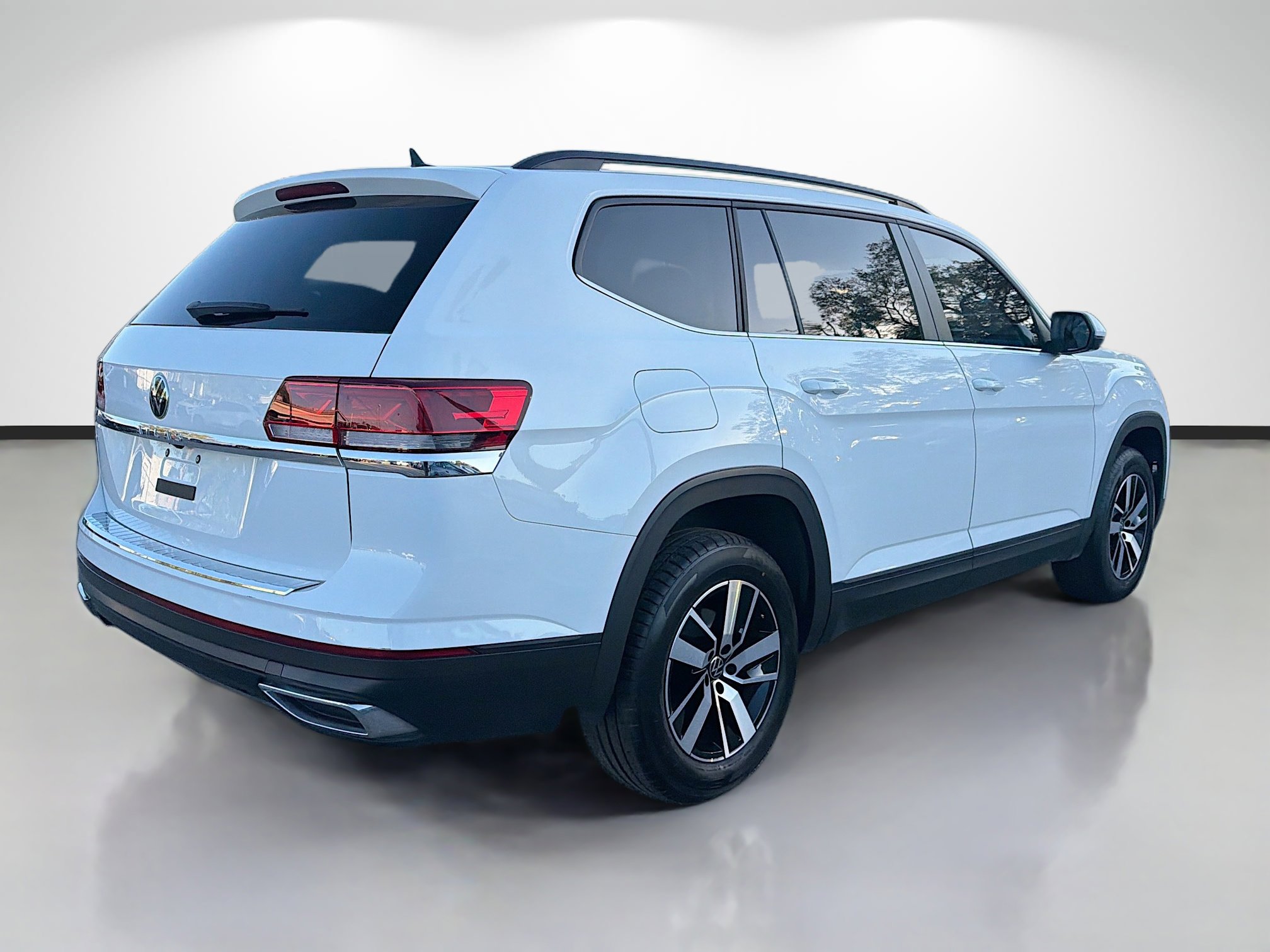 Used 2023 Volkswagen Atlas SE image 3