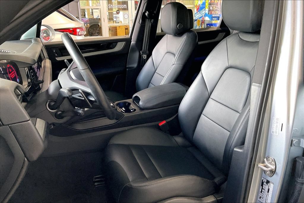 Used 2025 Porsche Cayenne AWD/4WD image 3