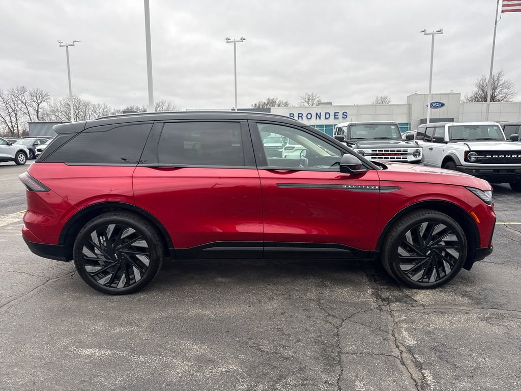Used 2025 Lincoln Nautilus Reserve image 6