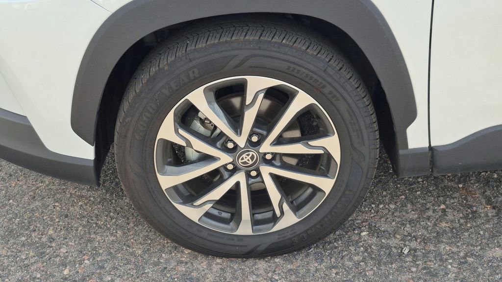 Used 2024 Toyota Corolla Cross XLE w/ Convenience Package image 17
