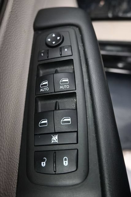 Used 2024 Chrysler Pacifica Touring-L FWD image 12