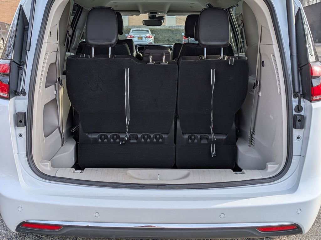 Used 2023 Chrysler Pacifica Touring-L image 5