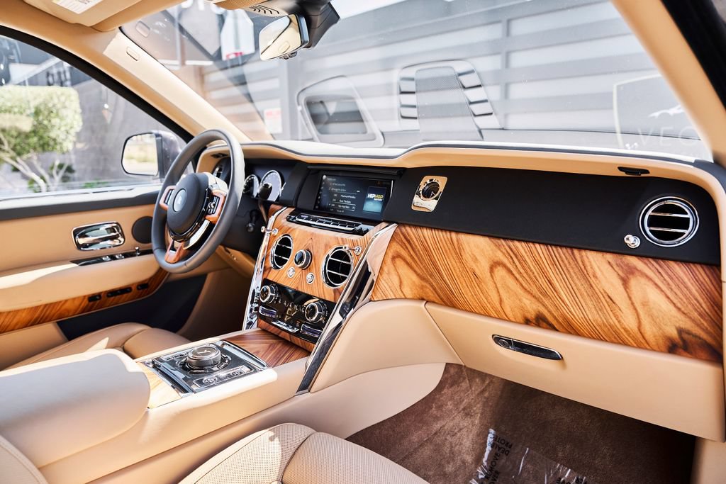 Used 2020 Rolls-Royce Cullinan AWD/4WD image 38