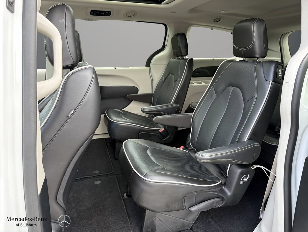 Used 2023 Chrysler Pacifica Limited AWD/4WD image 16