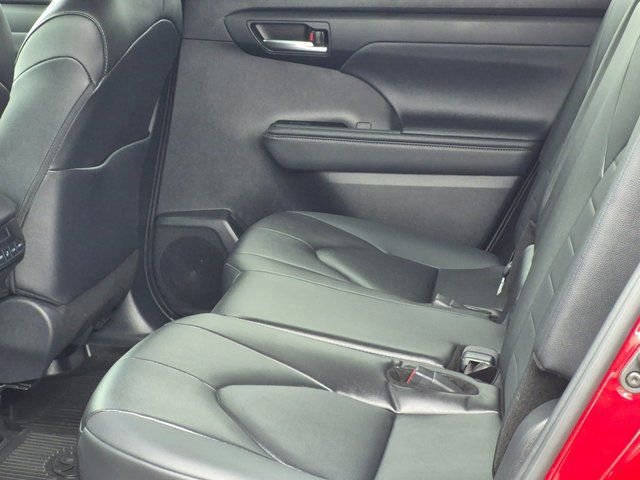 Used 2024 Toyota Highlander XLE image 19