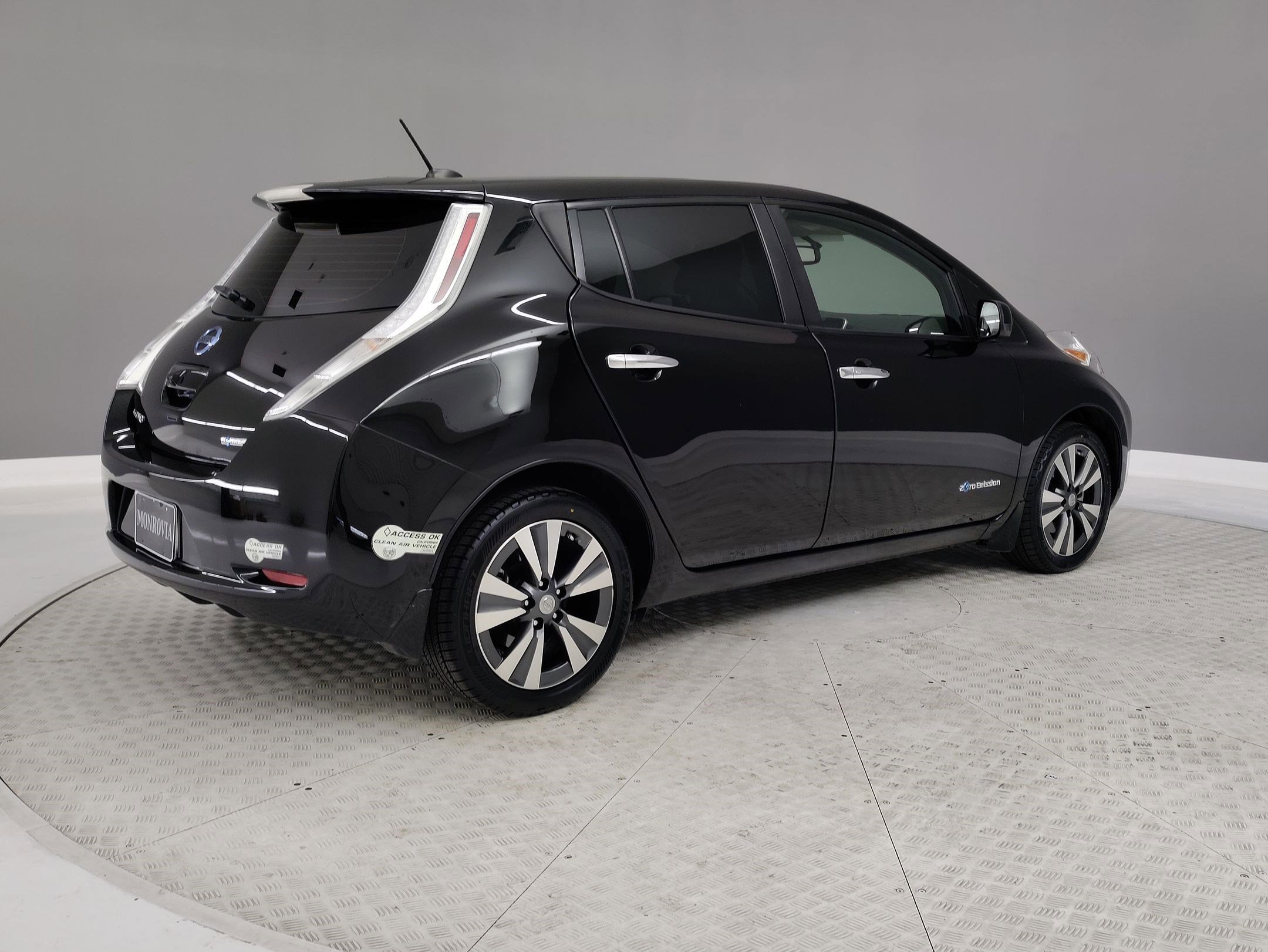 Used 2015 Nissan Leaf SL w/ Premium Package image 7