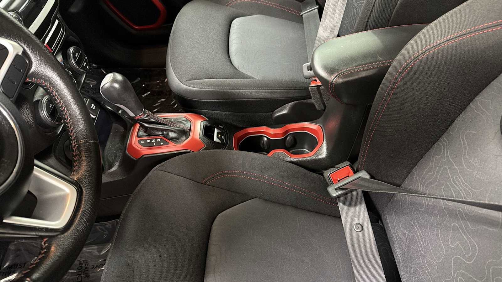 Used 2015 Jeep Renegade Trailhawk w/ Popular Equipment Group AWD/4WD image 23