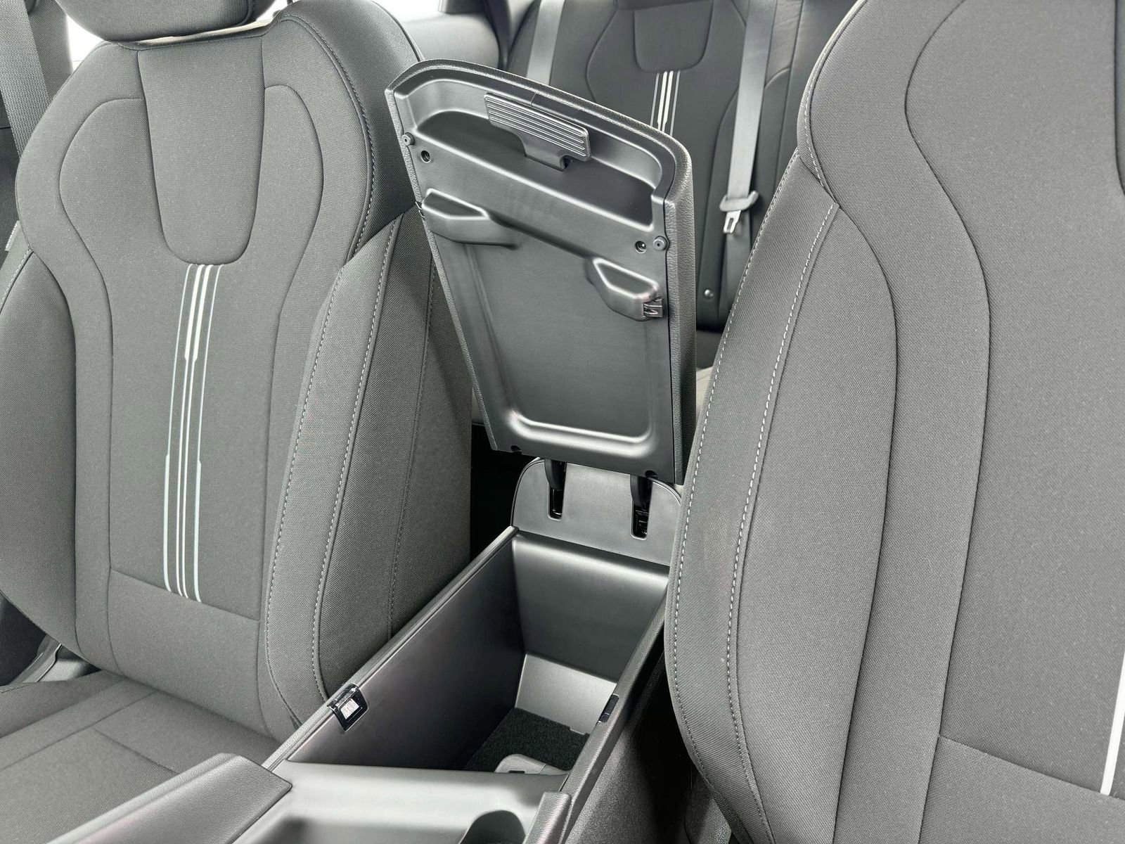 Certified 2025 Hyundai Elantra Sport w/ Cargo Package image 18