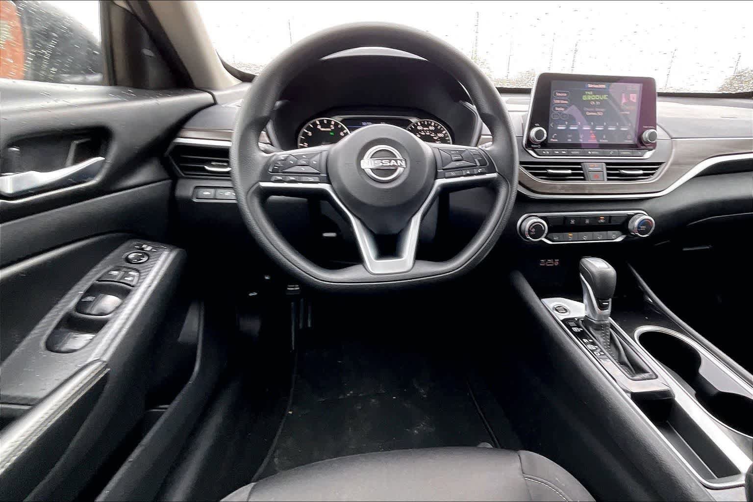 Used 2024 Nissan Altima 2.5 SV FWD image 14