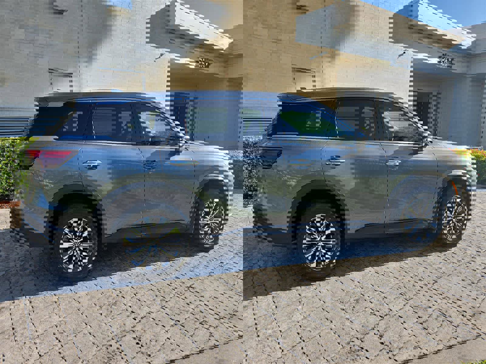 Certified 2024 INFINITI QX60 Pure w/ Cargo Package image 2