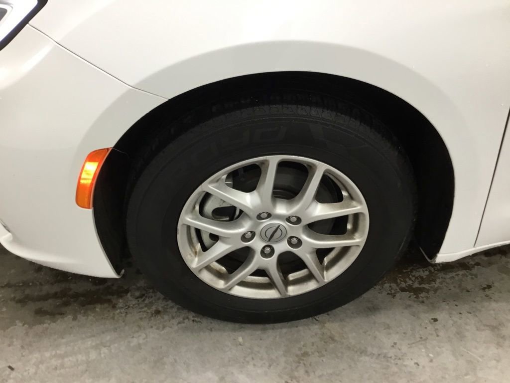 Used 2023 Chrysler Pacifica Touring-L image 4