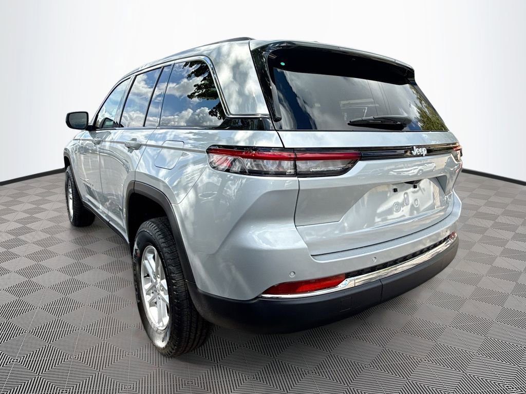 New 2025 Jeep Grand Cherokee Laredo w/ Luxury Tech Group I RWD image 5
