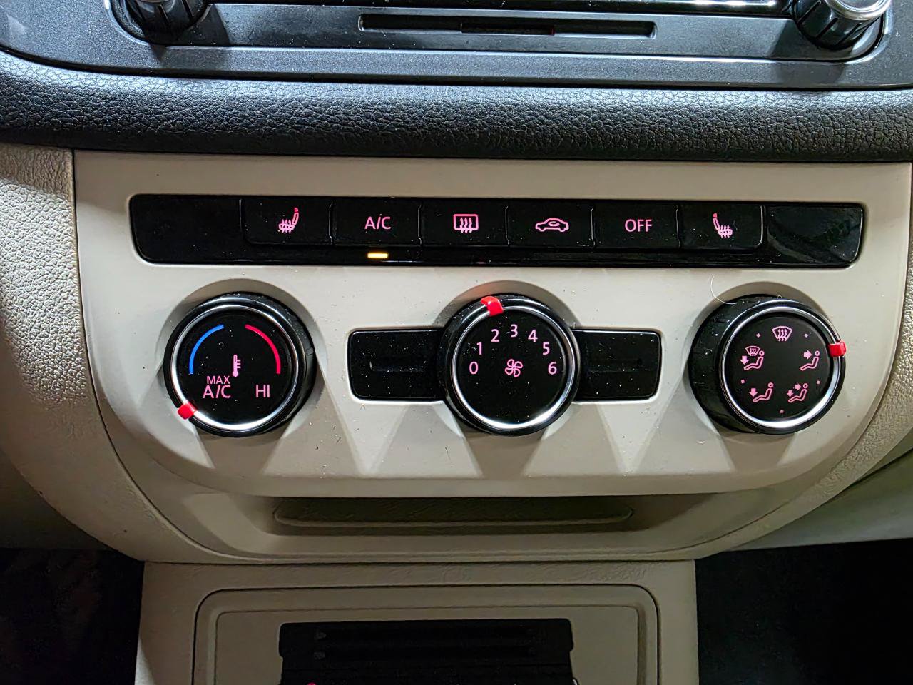 Used 2014 Volkswagen Tiguan SEL FWD image 33